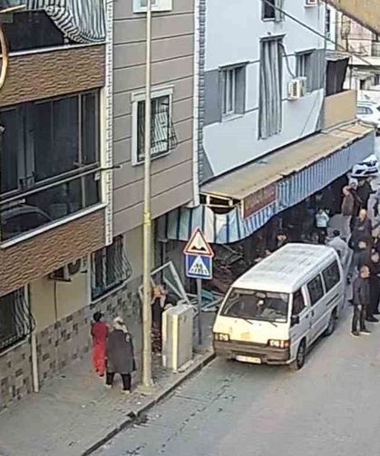 Motosikletliye çarpmamak için bakkala girdi