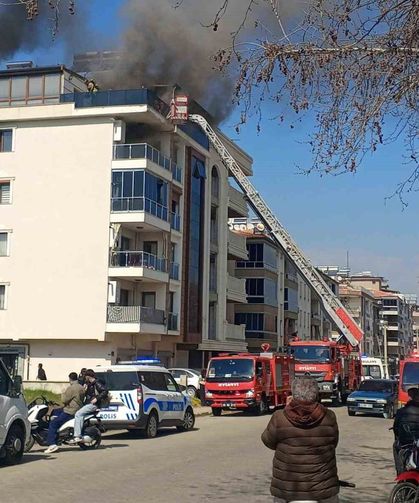 Salihli'de 4 katlı bina alevlere teslim oldu