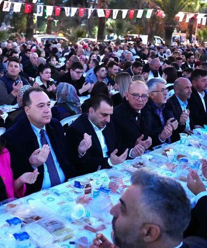 Turgutlu'da yüzlerce kişi iftar sofrasında buluştu