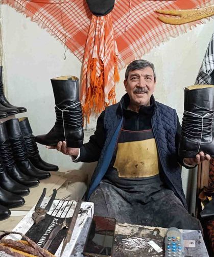 Asırlık kalıplarla körüklü çizme üretiyor