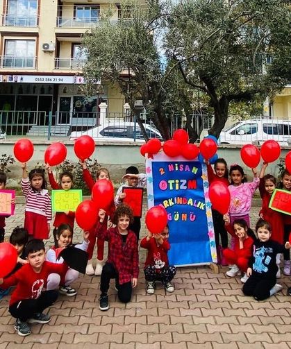 Kırmızıyla otizme dikkat çektiler