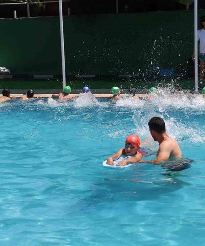 Turgutlu'da 2. dönem yüzme kayıtlarına yoğun ilgi