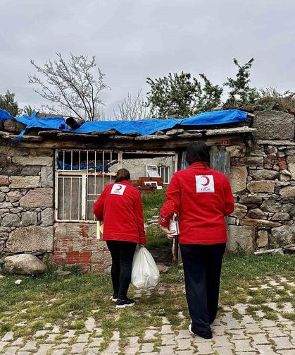 Türk Kızılay Manisa, 3 mahallede gıda kolisi dağıttı