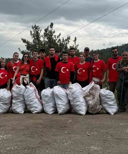 Doğa için yürüyen gençler 40 çuval çöp topladı