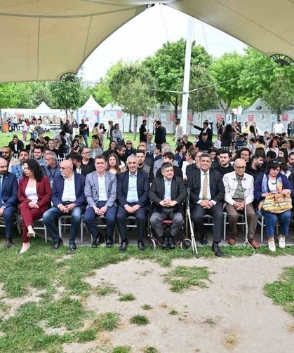 Manisa'da 9. Kitap Fuarı kitapseverlerle buluştu