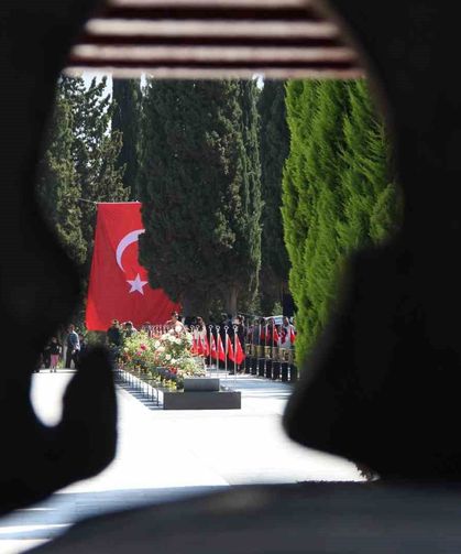 Soma maden şehitleri mezarları başında anıldı