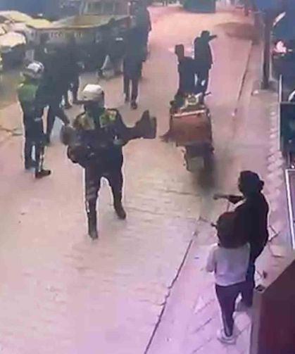 Yangında mahsur kalan yaşlı kadını jandarma ekipleri kurtardı