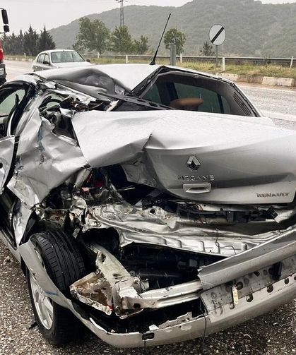 Yol kenarındaki otomobile tır çarpıp kaçtı: 1 yaralı