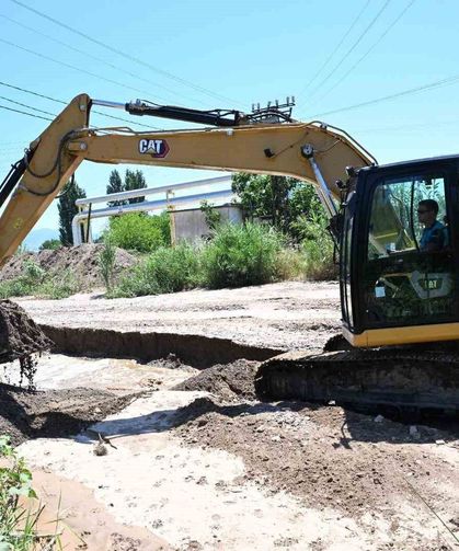 Alaşehir'de Zeytinçayı Deresi temizlendi, taşkın riskine önlem alındı