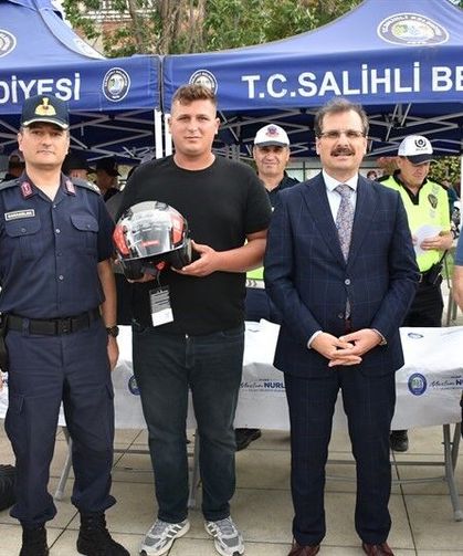 Salihli'de motosiklet sürücülerine kask dağıtıldı