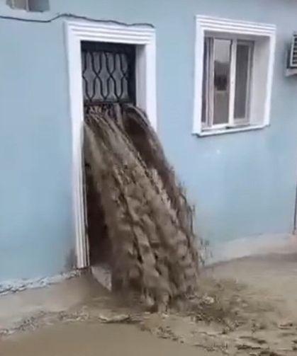 Sel suları evinin içinden geçti: Ölümden döndü