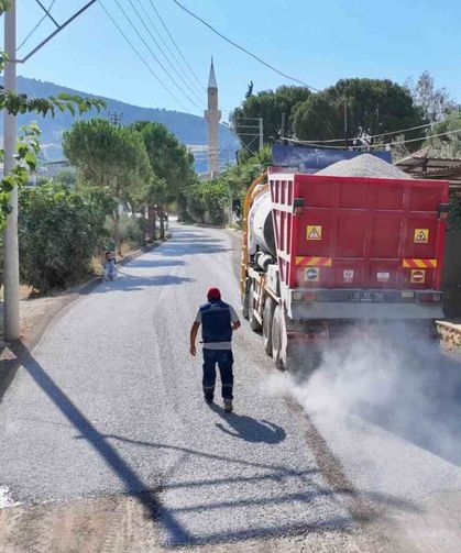 Alaşehir'de 3 mahalleyi rahatlatan asfalt hamlesi