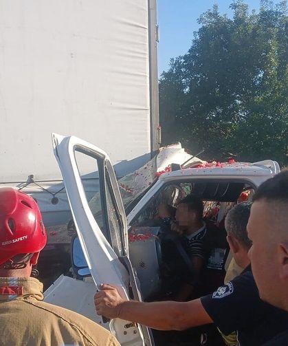 Manisa'da kamyonet tıra çarptı: 1'i ağır 2 yaralı