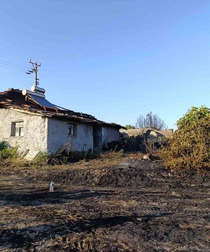 Selendi'de bir ev ve 2 dekarlık arazi alevlere teslim oldu