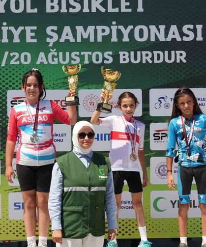 Akhisarlı bisikletçiler Türkiye Şampiyonası'nda kürsüyü doldurdu