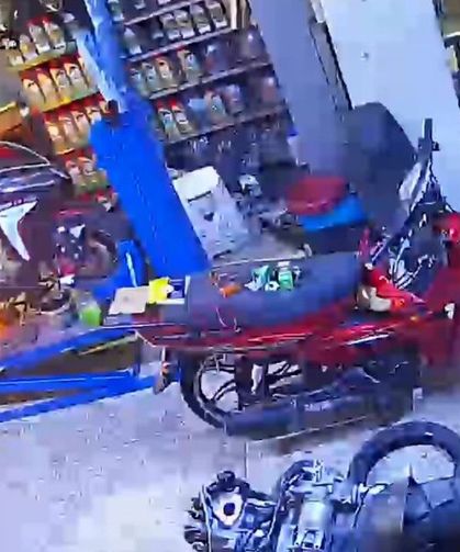 Motosiklet tamirhanesinde ilginç anlar