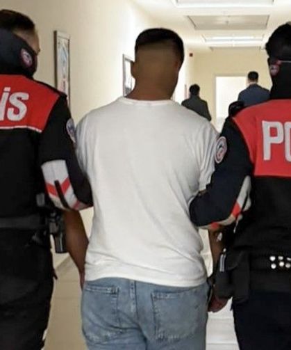 Manisa'da 152 yıl hapis cezasıyla aranan 17 yaşındaki şüpheli parkta yakalandı