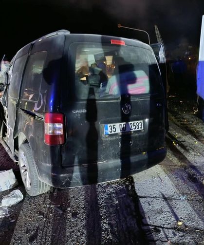 Manisa'da zincirleme kaza: 1'i ağır 5 yaralı