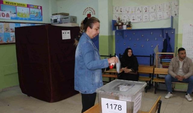 Manisalılar oy kullanmaya başladı