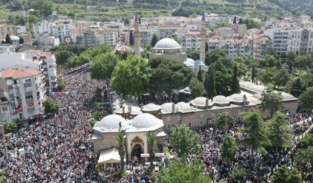 Manisa’da on binlerce el şifaya uzandı