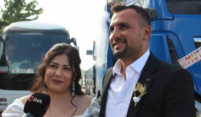 Damat, gelini nikah masasına vinçle getirdi