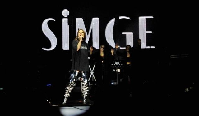 Simge Manisa’yı salladı