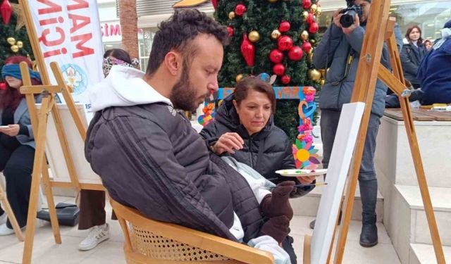 Bedensel engelli milli yüzücü ayaklarıyla resim yaptı