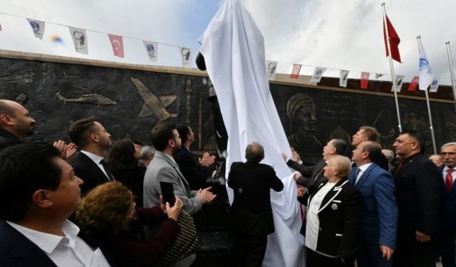 Yunusemre 100. Yıl Meydanı Atatürk heykeliyle taçlandı