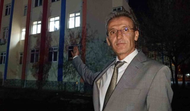 Okulda gönüllü gece eğitimi yapılıyor