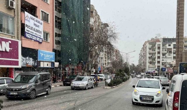 Manisa şehir merkezine yıllar sonra kar yağdı