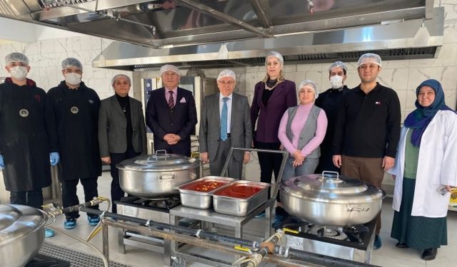 Taşımalı öğrencilerin yemekleri meslek liselilerden