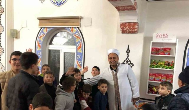 Çocuklar teravih namazlarına koşarak geliyor