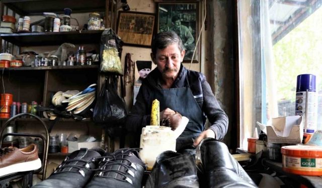Hayatını ayakkabı tamir ederek kazandı