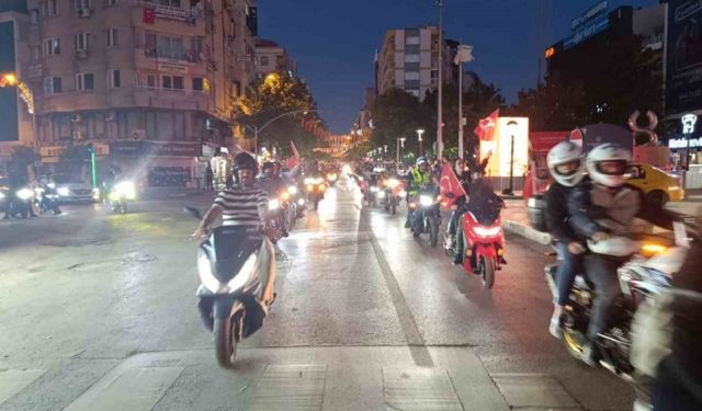 Manisalı motorculardan 19 Mayıs korteji