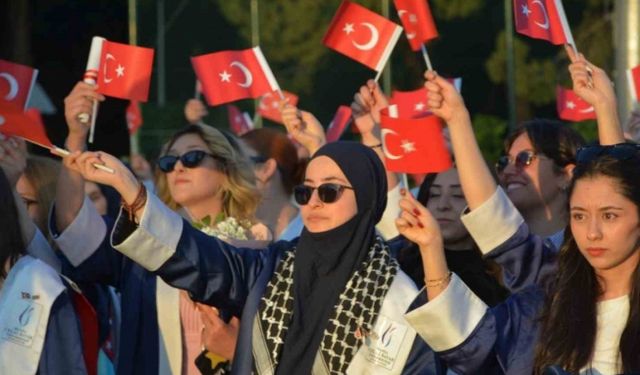 Demirci’de mezuniyet coşkusu, öğrenciler karanfillerle uğurlandı