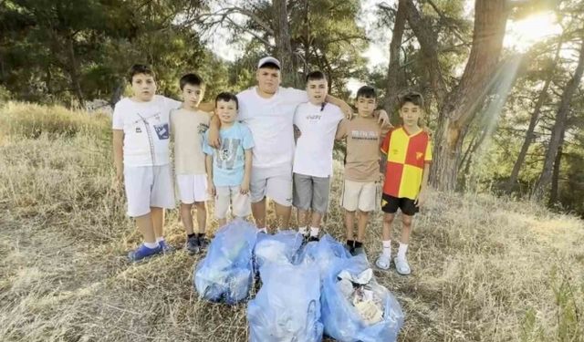 Orman yangınından etkilendiler, çöpleri toplayarak büyüklerine örnek oldular