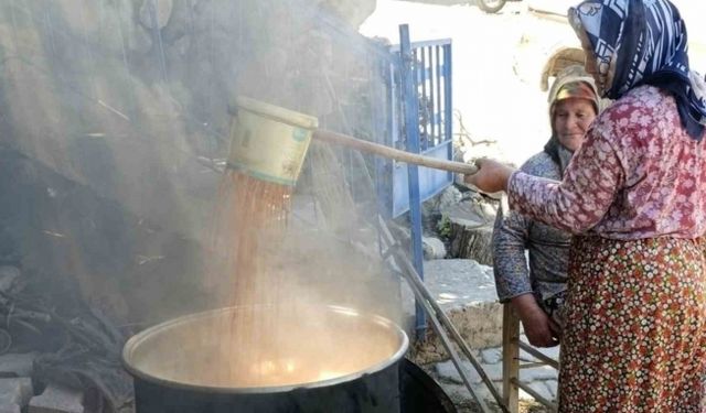 Selendi’de şifa kaynağı pekmez kaynatılmaya başlandı