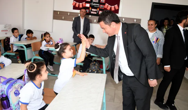 Bursa Osmangazi'de Başkan Aydın, miniklerin ilk ders heyecanına ortak oldu