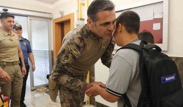 İl Emniyet Müdürü Aydın’dan vefa örneği: Şehit çocuklarını okullarına bıraktı