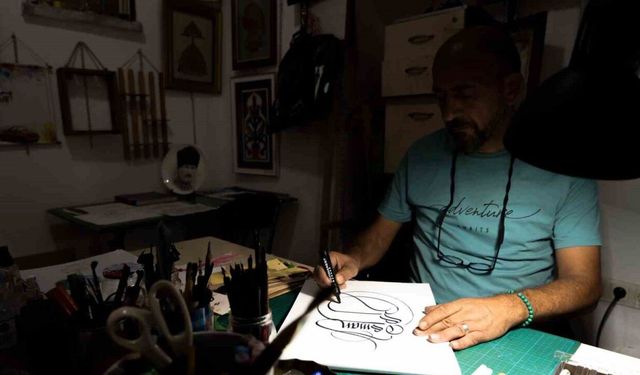 Kendisine terapi olan kaligrafiyi gelecek nesillere aktarıyor