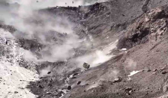 Sıcak hava Ağrı Dağı’nı harekete geçirdi: Kayalar peş peşe düştü