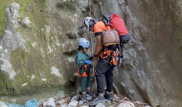 4 yaşındaki Yusuf 350 metrelik Darkale Kanyonu’nu geçti