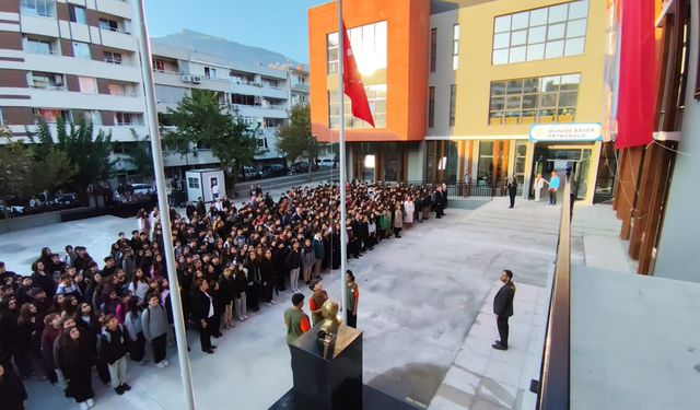 Münire Bayer Ortaokulu’nda ilk ders zili çaldı