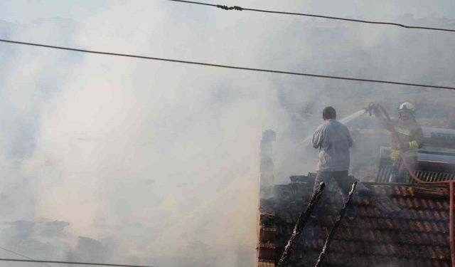 Demirci’de çıkan yangında bir ev kullanılamaz hale geldi