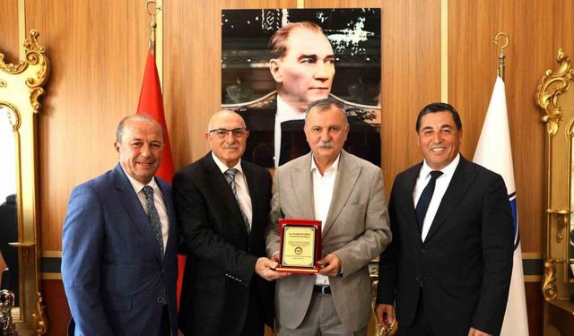 Hemşehri Derneklerinden Başkan Balaban’a anlamlı plaket