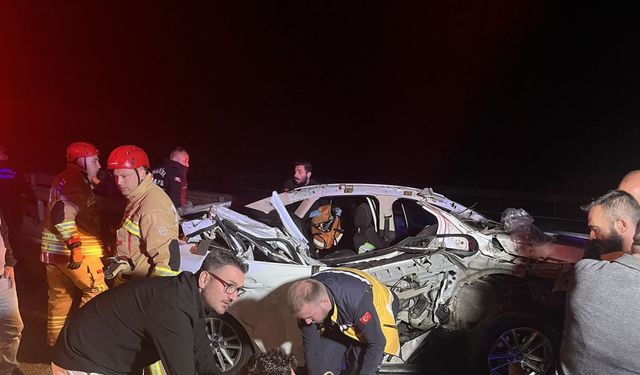 Kamyonete arkadan çarpan otomobil hurda yığınına döndü: 1 ölü, 2 yaralı