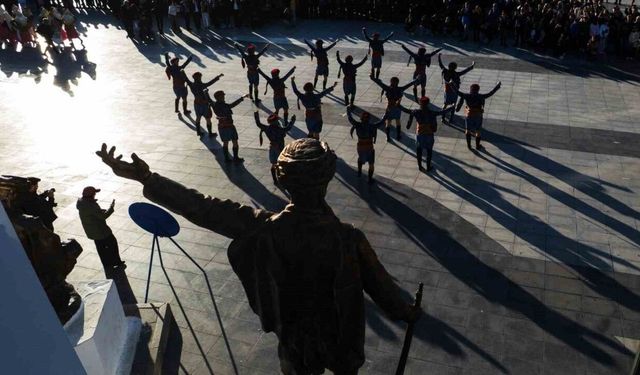 Manisa’da 100 öğretmen "Eğitim Yüzyılı" kapsamında halk dansı gösterisi sundu