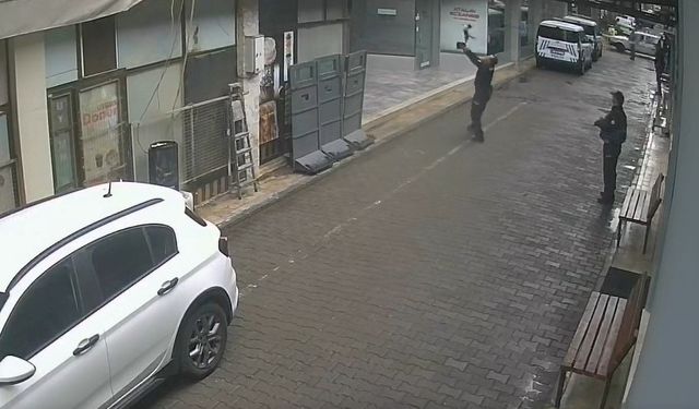 Manisa’da yürekleri ısıtan anlar: Yüksekten düşen kediyi polis yakaladı