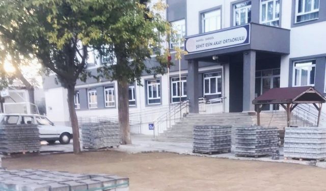 Okul bahçesine parke döşenmeye başladı
