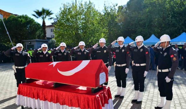 Şehit polis memuru görev yaptığı ilçeden uğurlandı